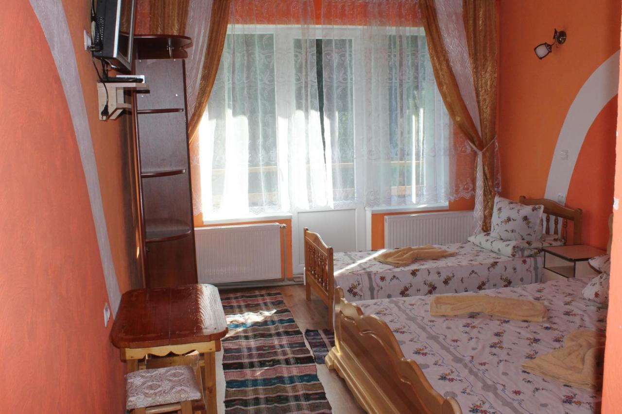 Zustrizh U Leva Hotel Pilipets Exterior photo